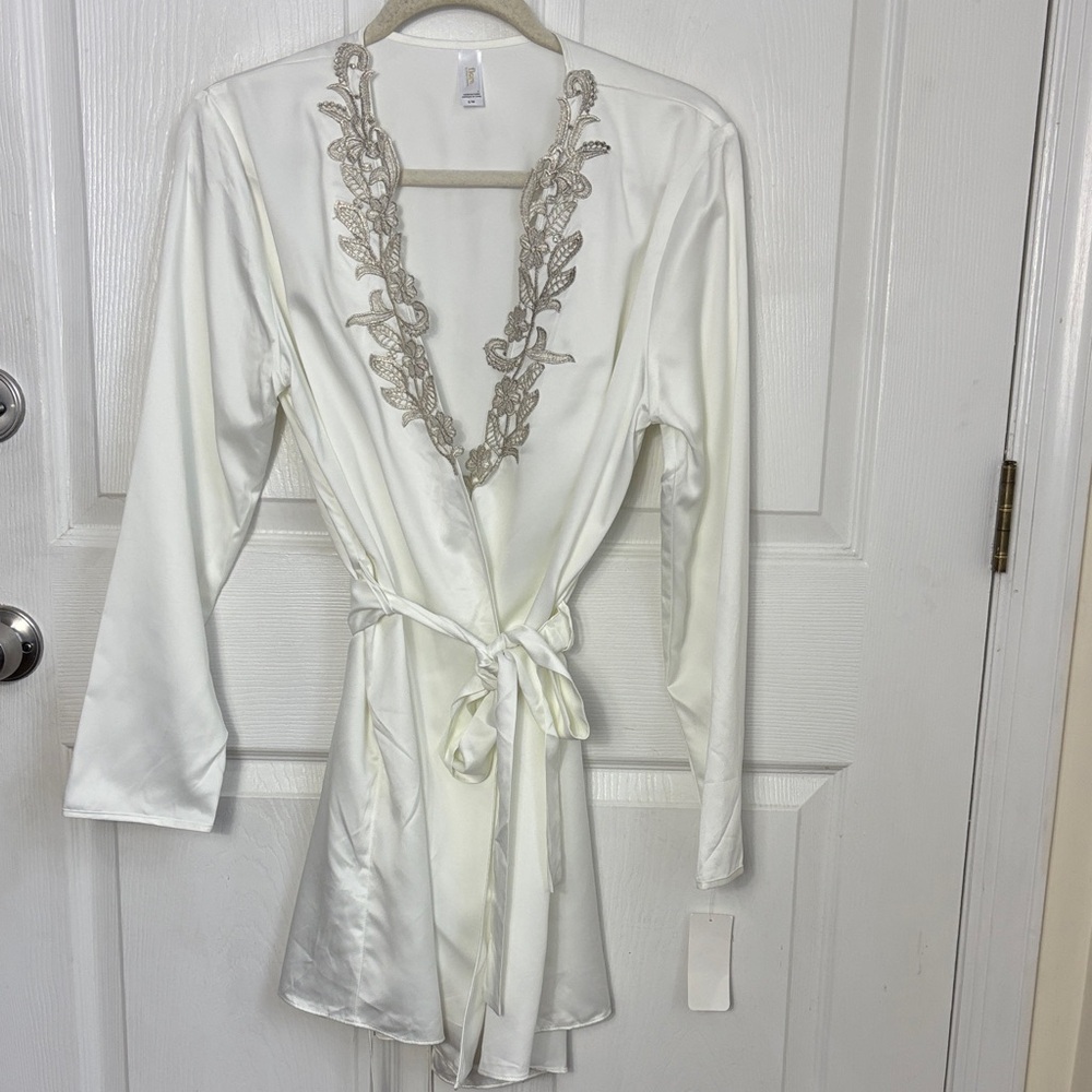 NEW FLORA NIKROOZ White satin robe silver lapel design size S/M bridal honeymoon